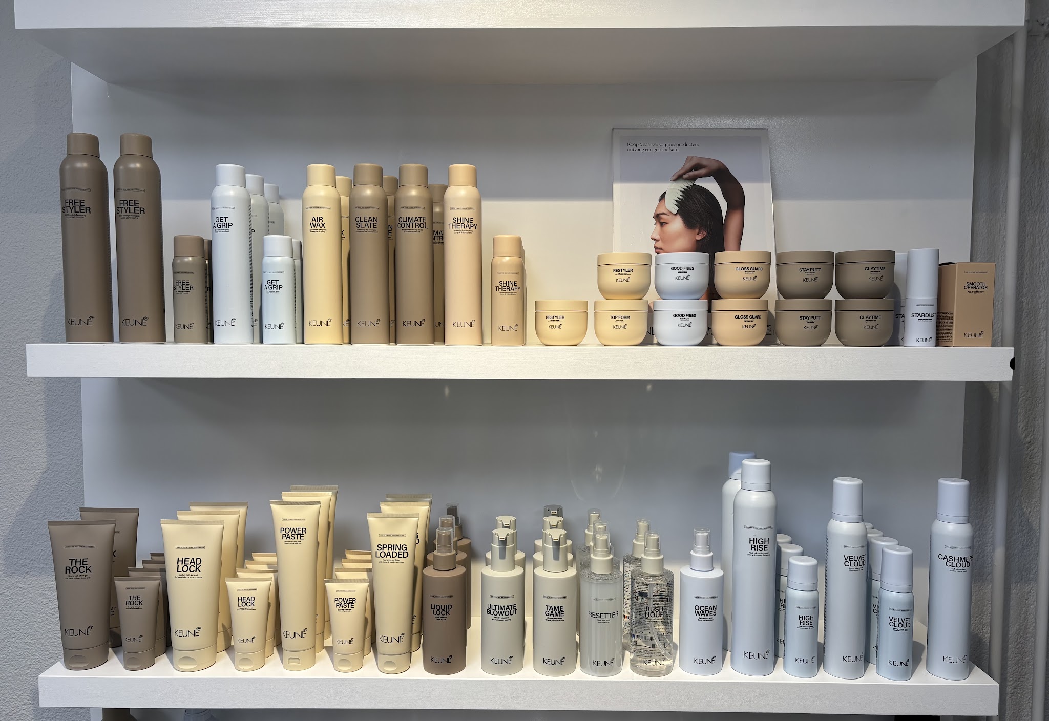 De schappen met haarverzorgingsproducten in de salon